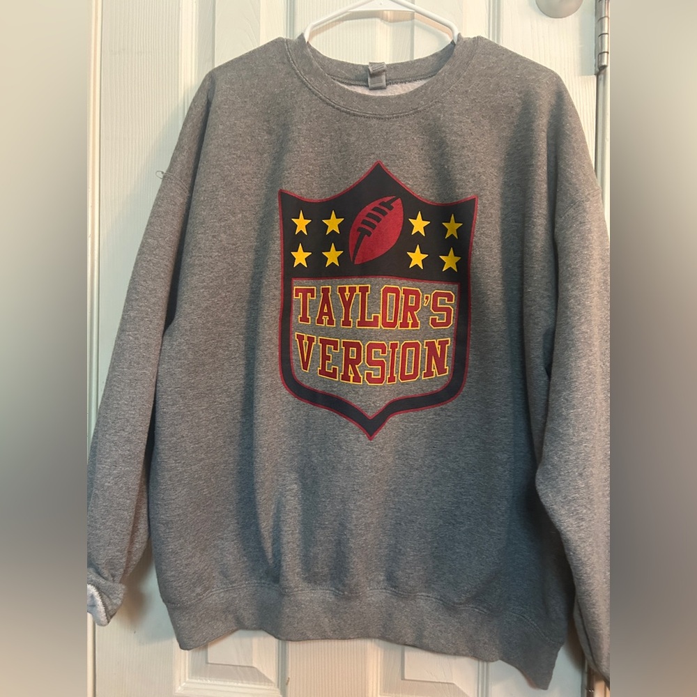 Lot of 2 fanmade Taylor Swift crewnecks- size xl